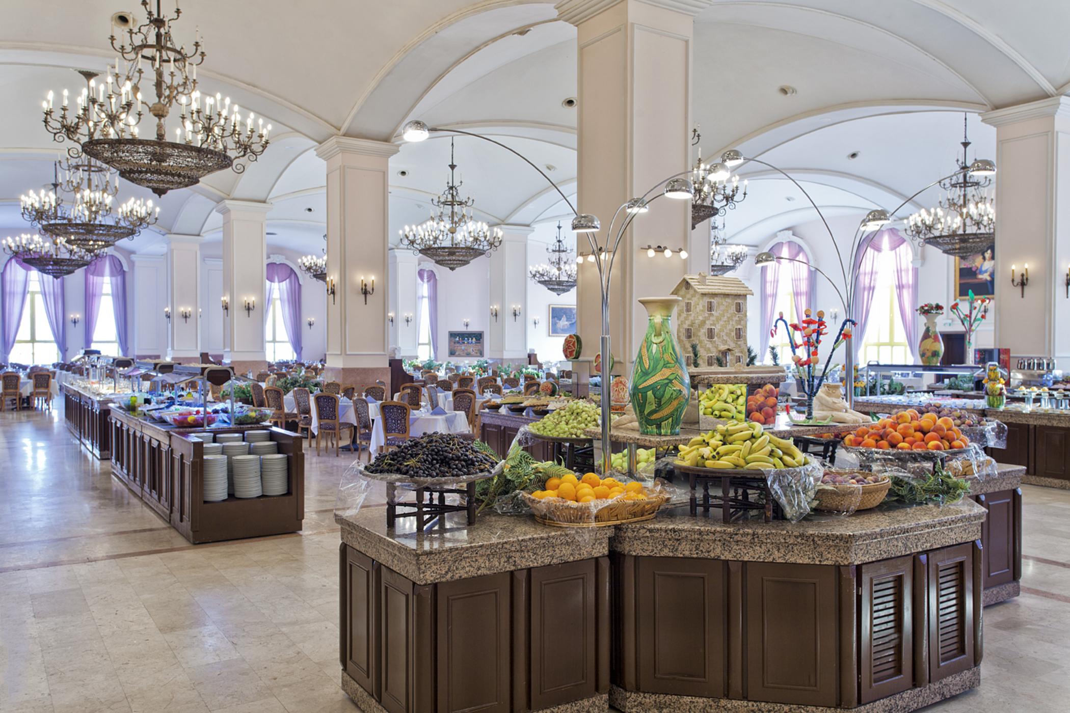 Kremlin Palace Antália Exterior foto The buffet at the Grand Hotel