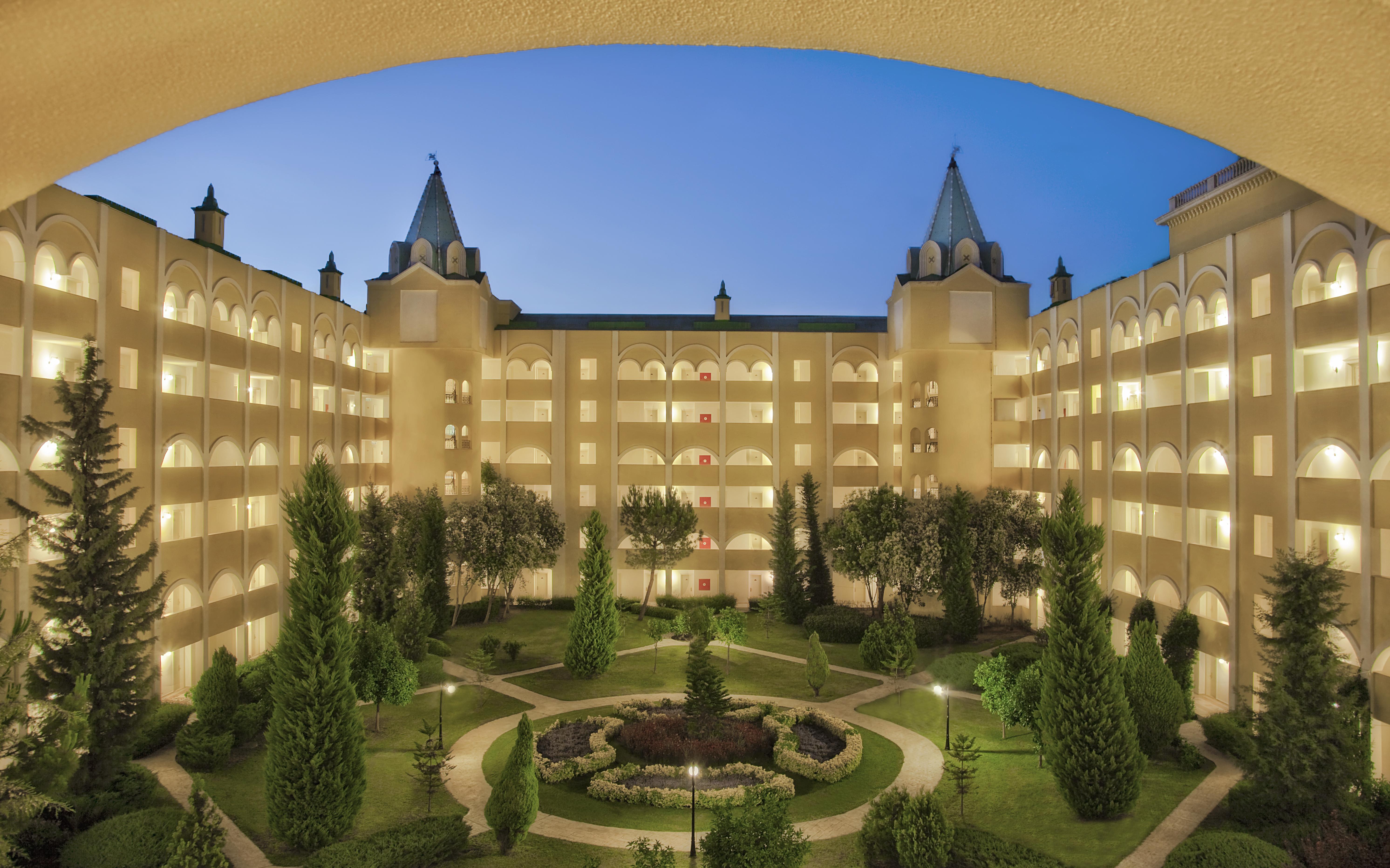 Kremlin Palace Antália Exterior foto The hotel's courtyard