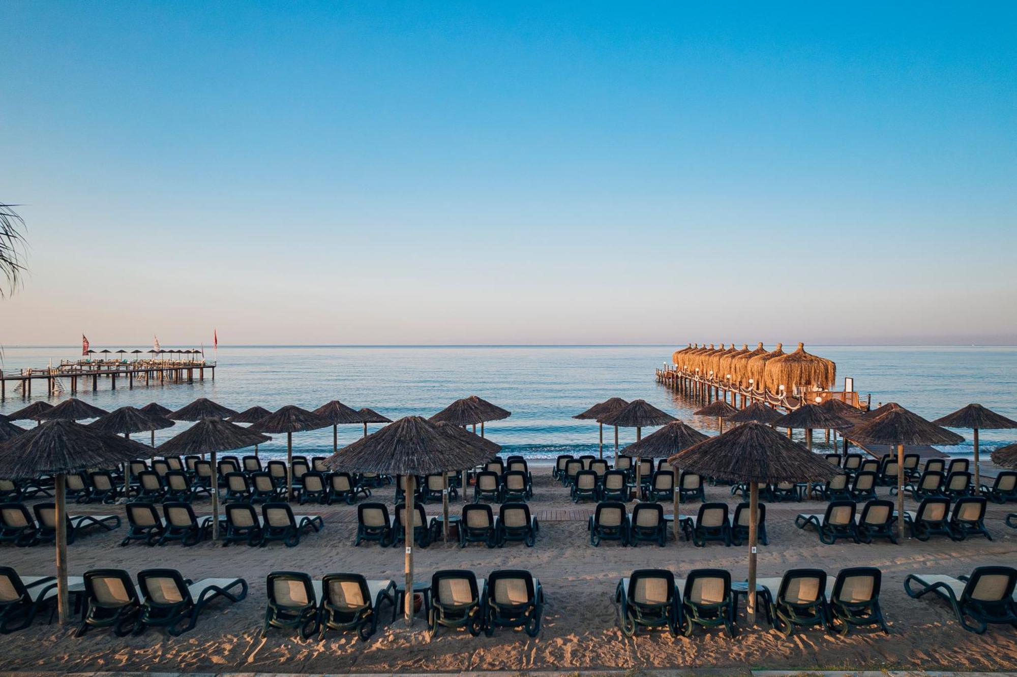 Kremlin Palace Antália Exterior foto The beach at the resort