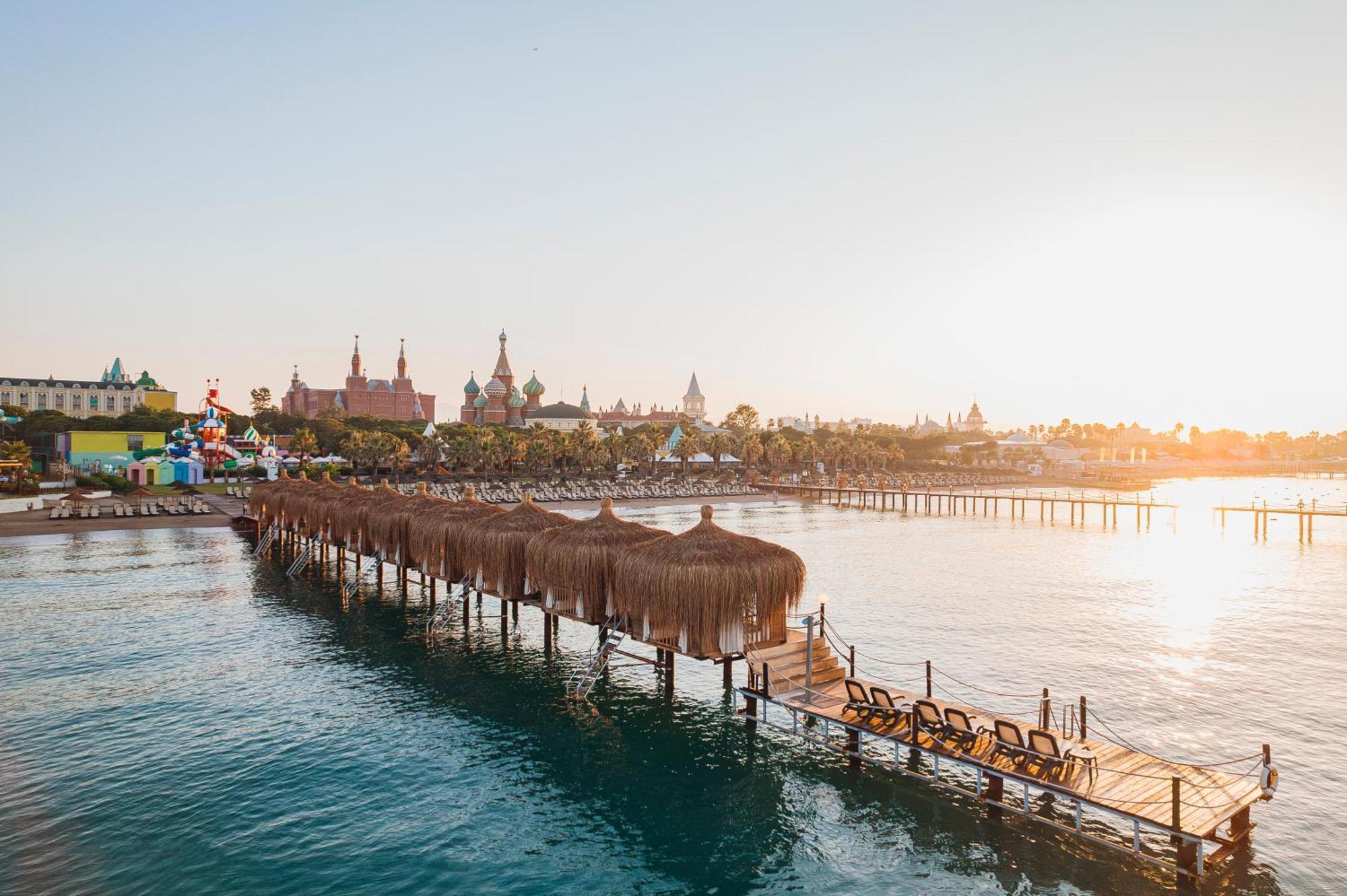 Kremlin Palace Antália Exterior foto Sunset at the pier