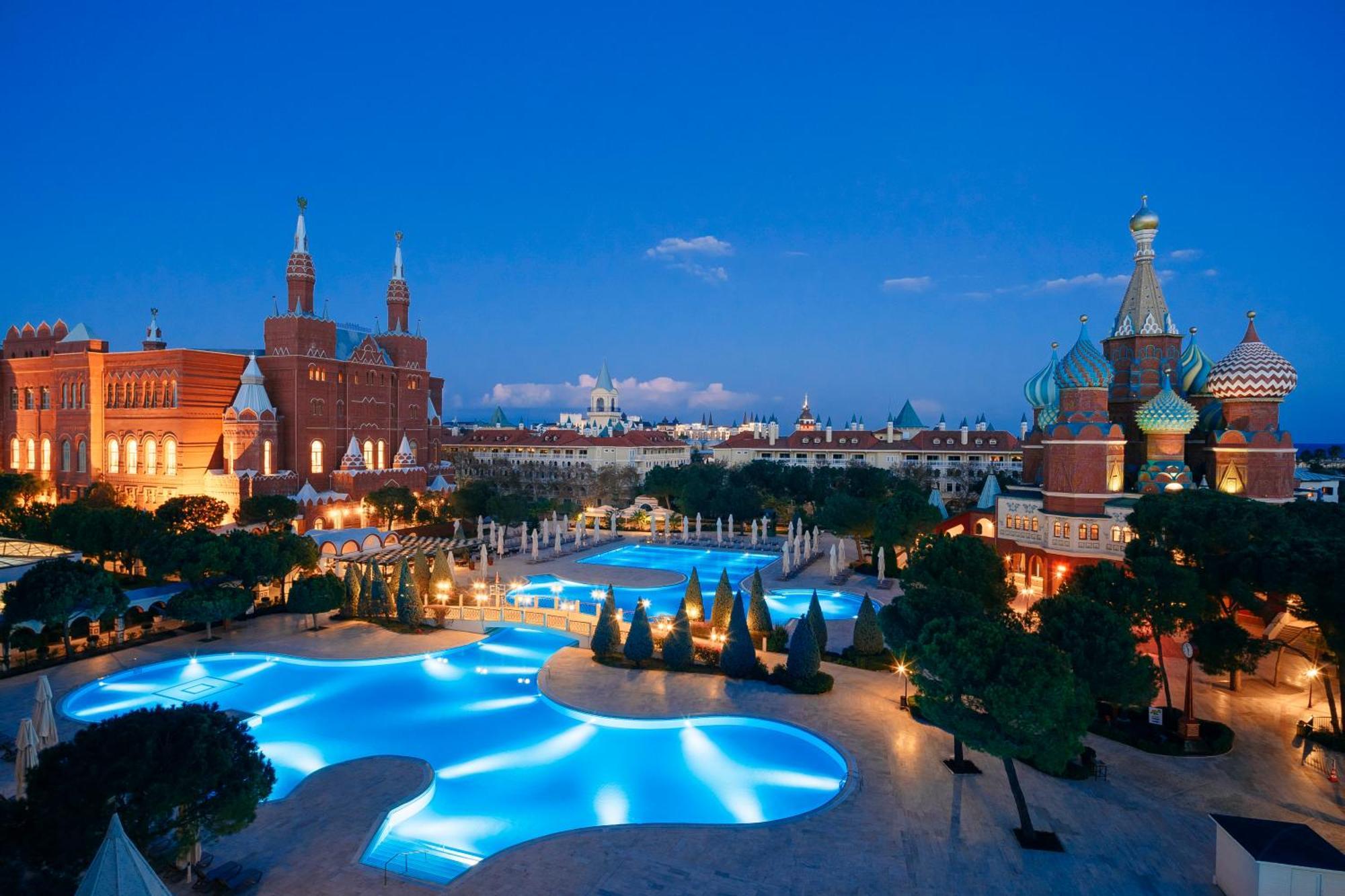 Kremlin Palace Antália Exterior foto The resort at night