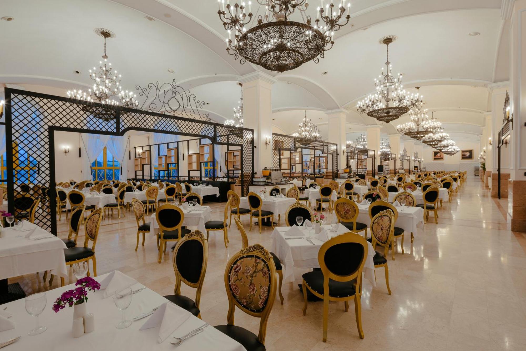 Kremlin Palace Antália Exterior foto The restaurant