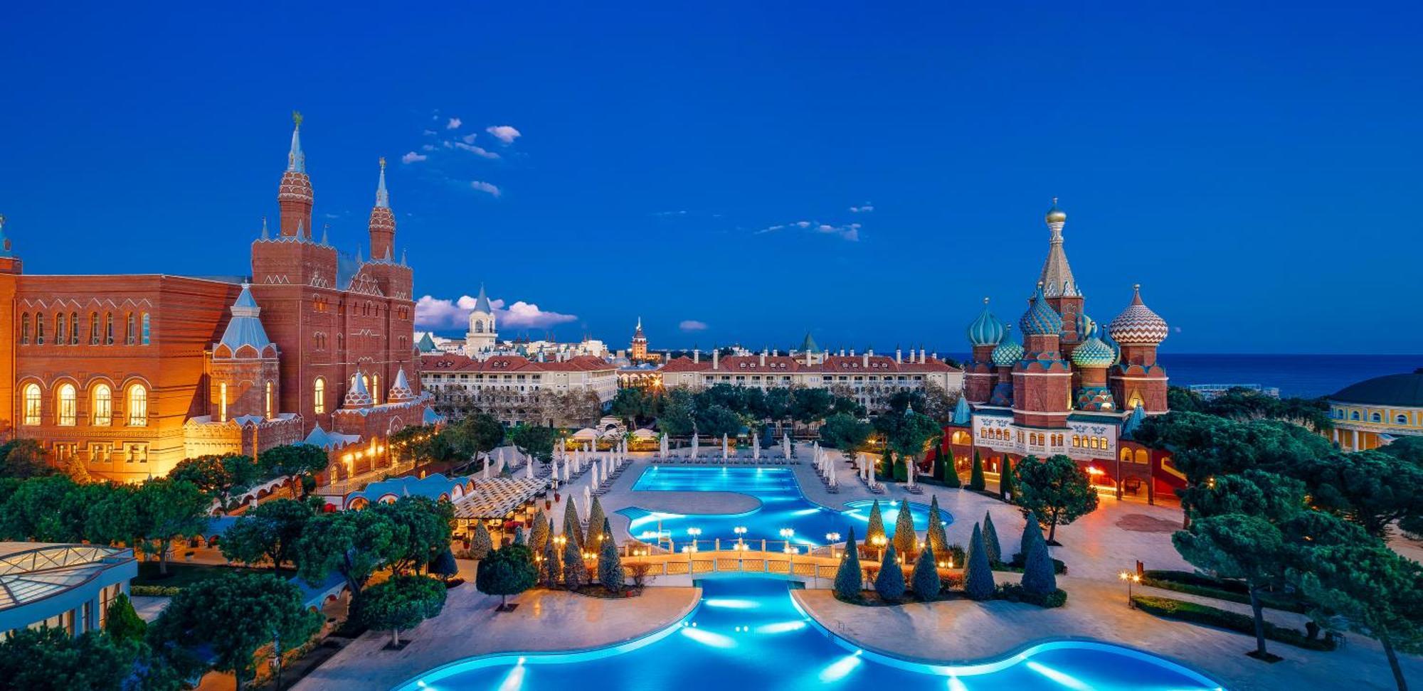 Kremlin Palace Antália Exterior foto The resort at night