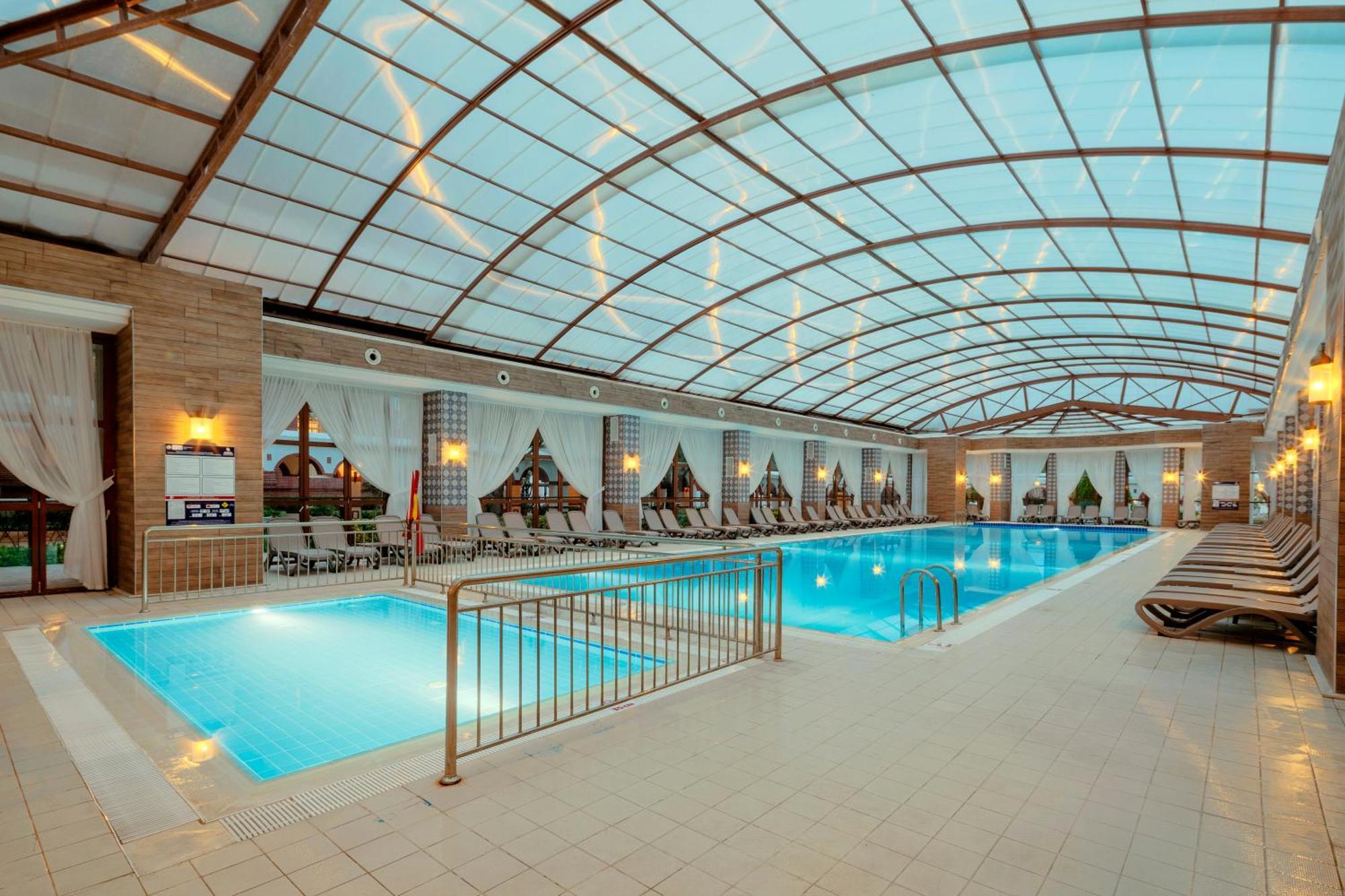 Kremlin Palace Antália Exterior foto The indoor pool